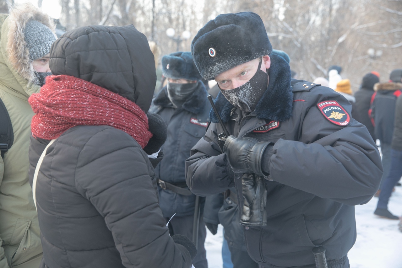 Провокации в городе. Провокации в городе. Белорусский омоновец. Я будто митинг ты провокация поддаюсь. Фото акции протеста в москве 2018г.