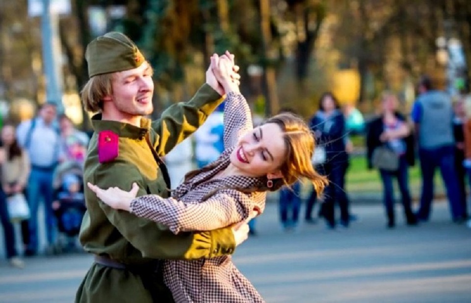 Песня танец победы. Празднование дня Победы. Военные танцы. Фотосессия к 9 мая для детей. Танец на 9 мая.
